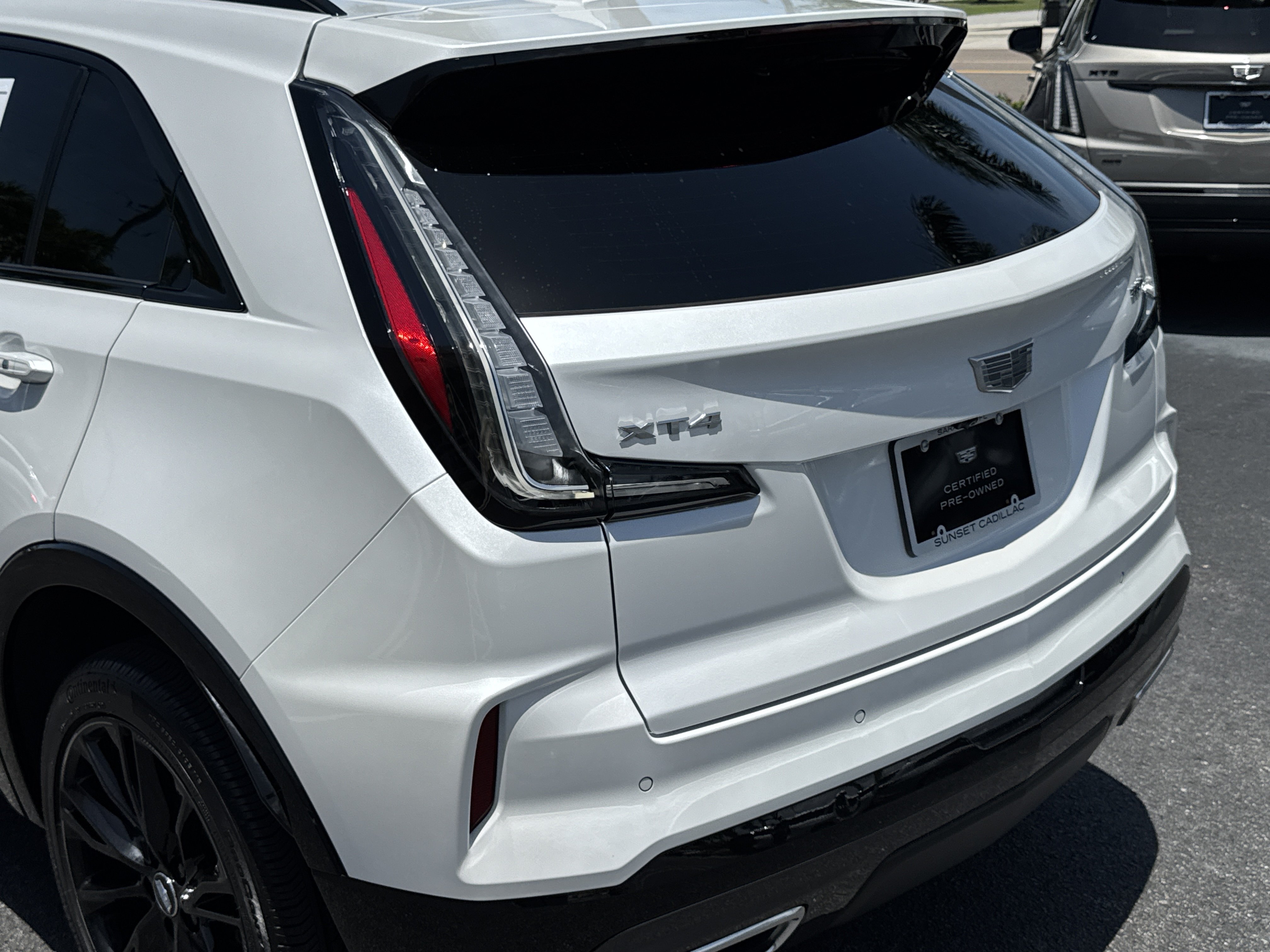 Certified 2025 Cadillac XT4 Sport w/ LPO, Onyx Lite Package FWD image 10