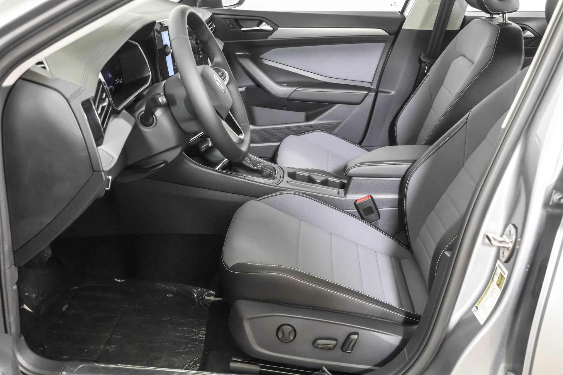 Used 2026 Volkswagen Jetta SE FWD image 21
