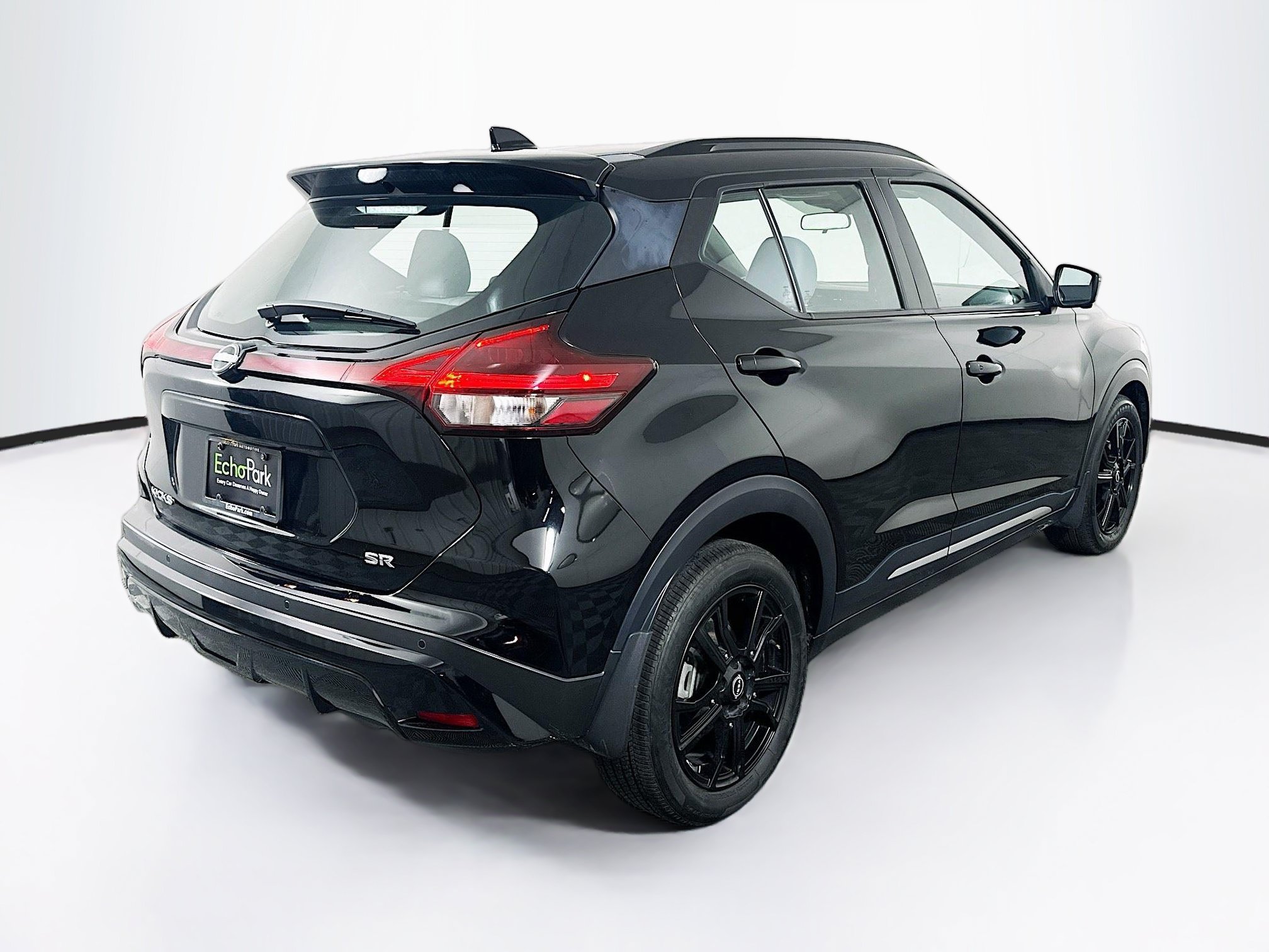 Used 2023 Nissan Kicks SR w/ SR Premium Package FWD image 9