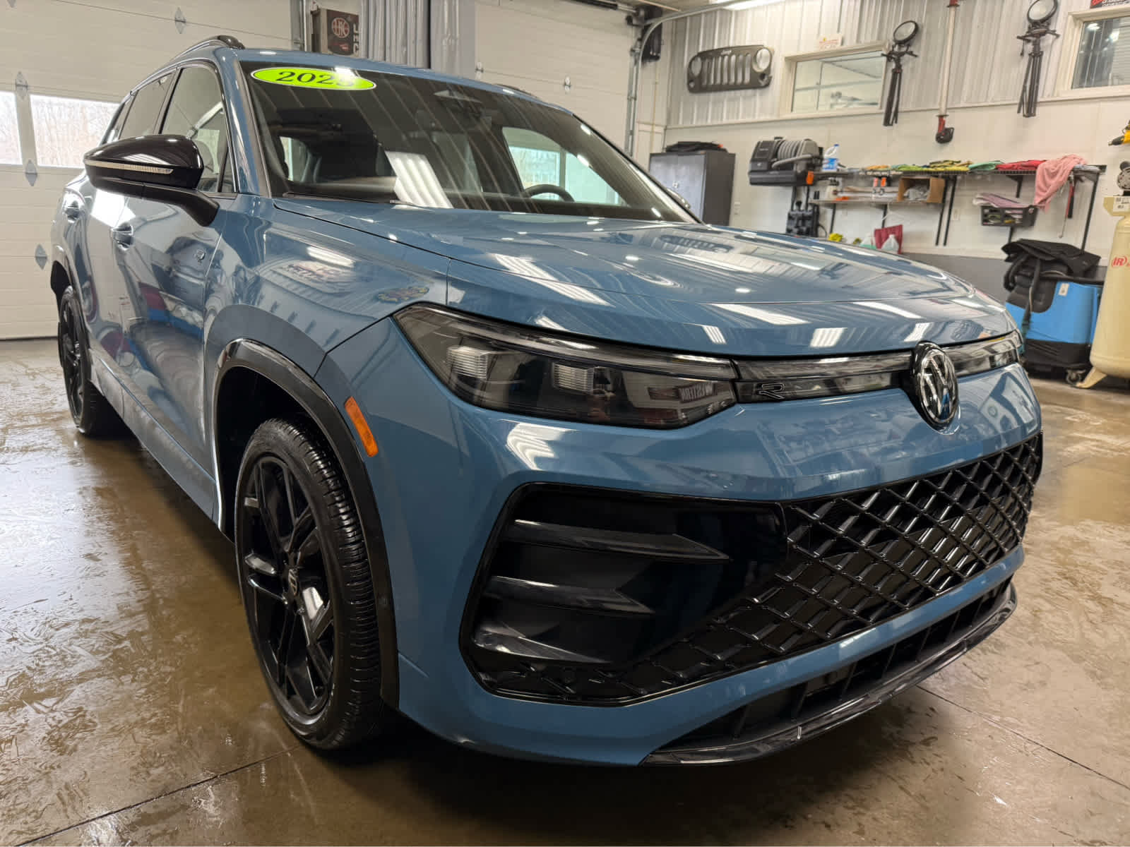 Used 2025 Volkswagen Tiguan SE R-Line AWD/4WD image 3