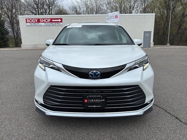 Certified 2025 Toyota Sienna Platinum AWD/4WD image 4
