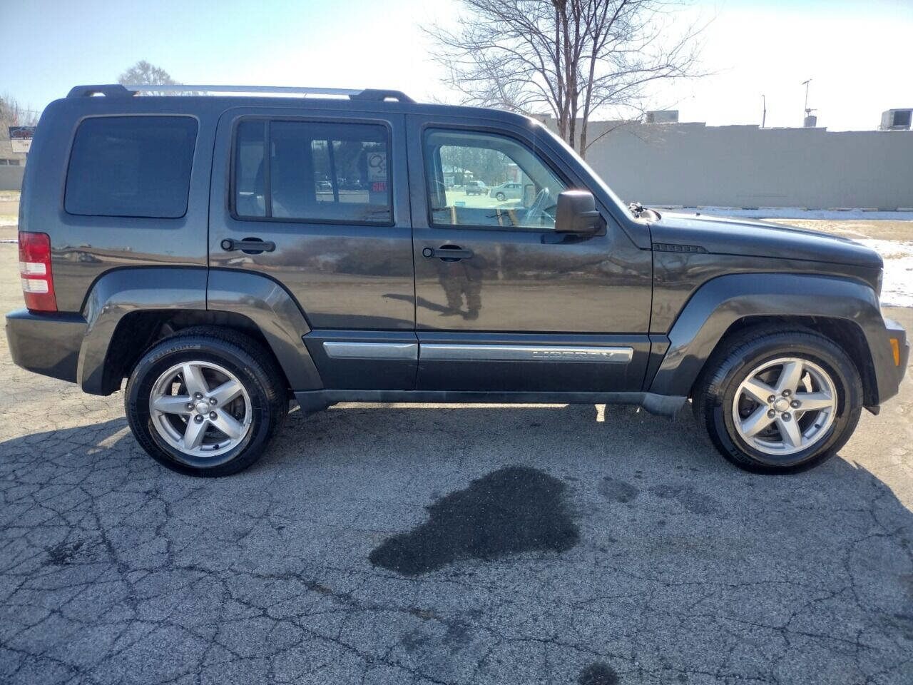Used 2011 Jeep Liberty Limited w/ Tire & Wheel Group image 4