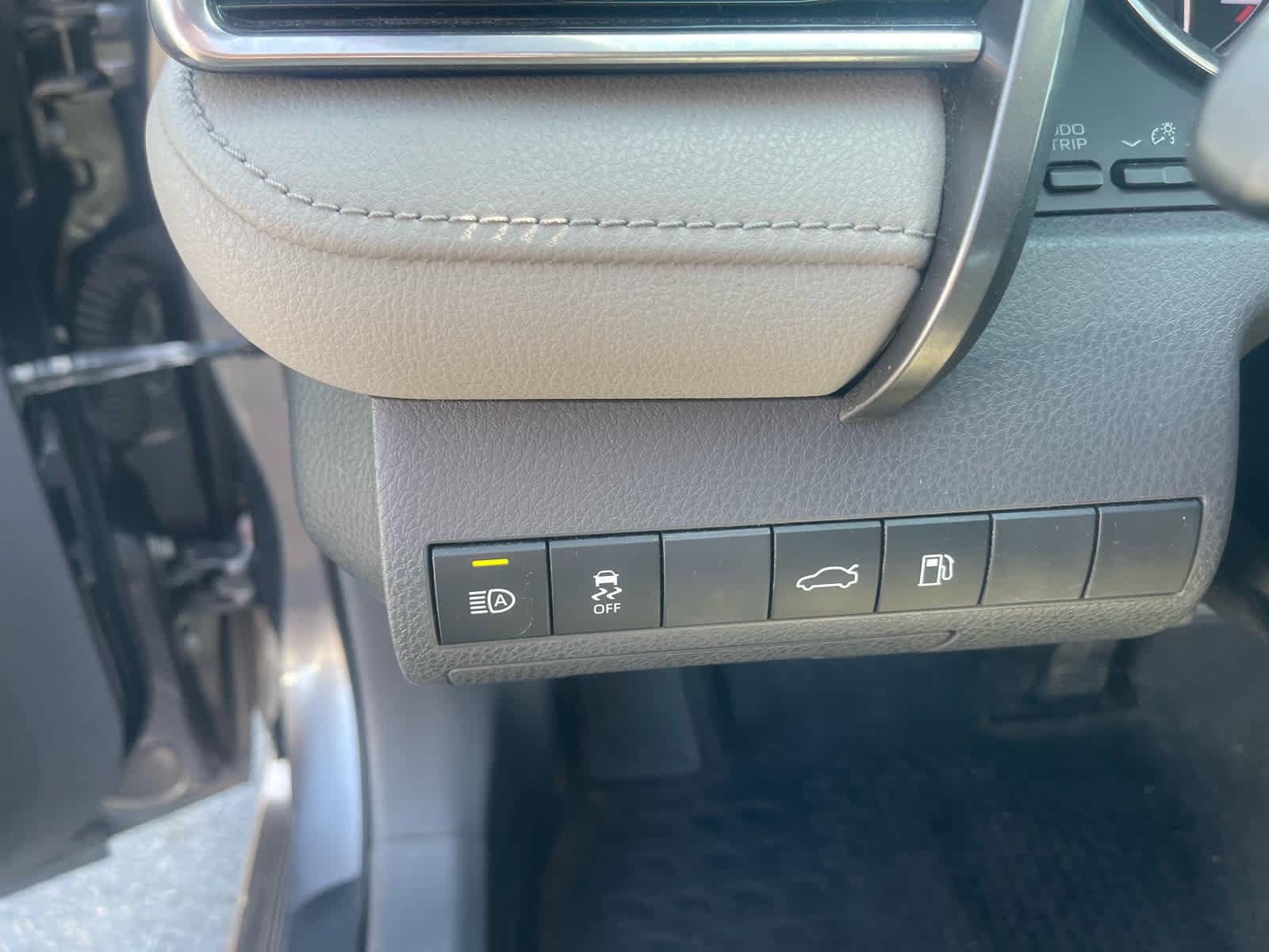 Used 2018 Toyota Camry SE w/ Convenience Package FWD image 12