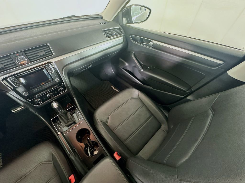 Used 2016 Volkswagen Passat 1.8T R-Line image 11