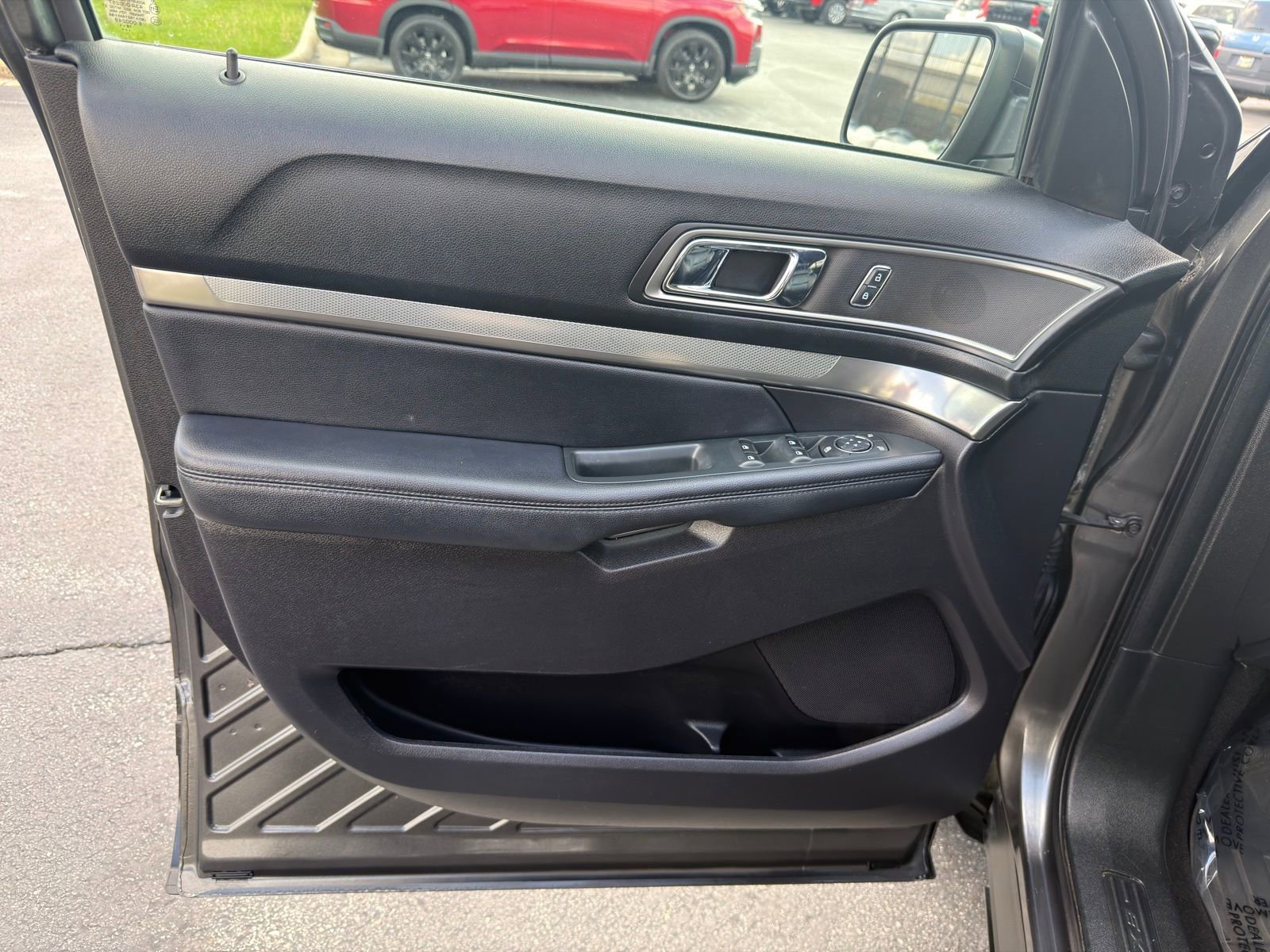 Used 2019 Ford Explorer XLT w/ Equipment Group 202A AWD/4WD image 12