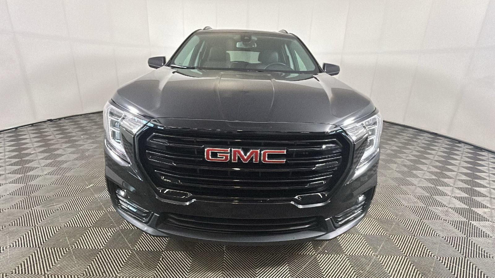 Used 2024 GMC Terrain SLT w/ Elevation Edition FWD image 9
