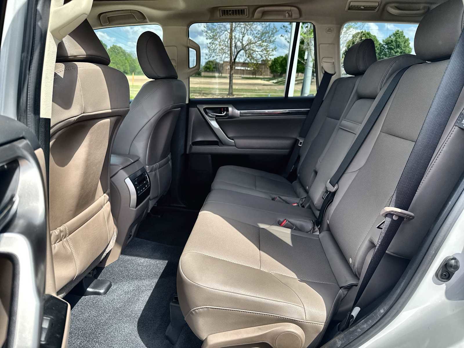 Used 2023 Lexus GX 460 Premium w/ Premium Package image 4