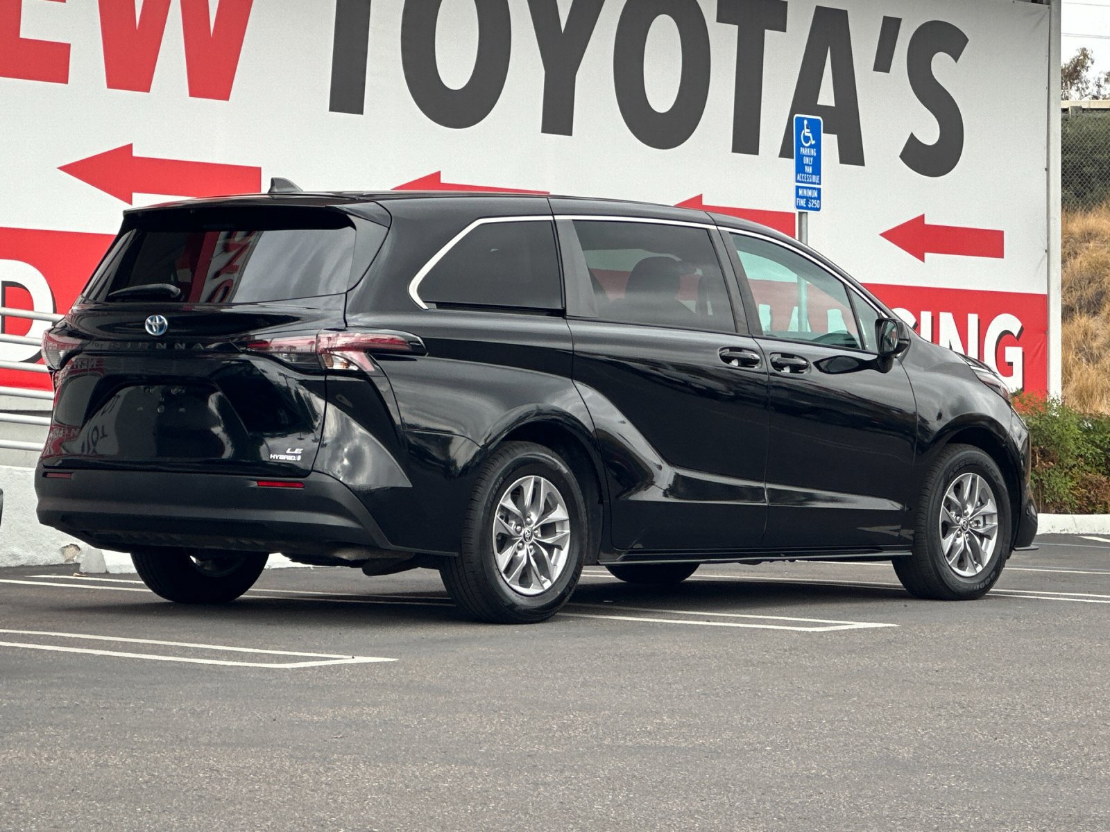 Used 2024 Toyota Sienna LE FWD image 5