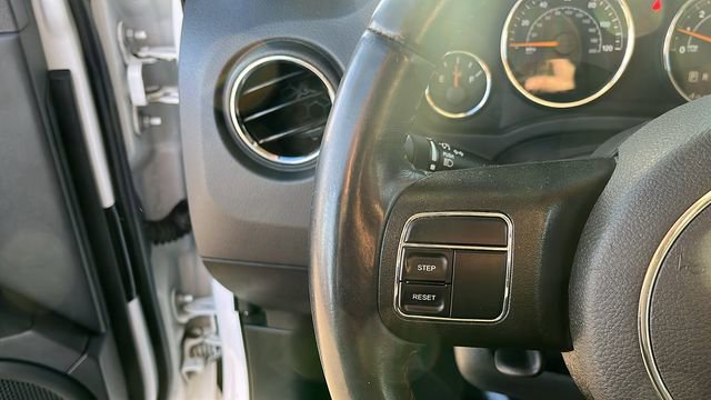 Used 2014 Jeep Compass Latitude image 8