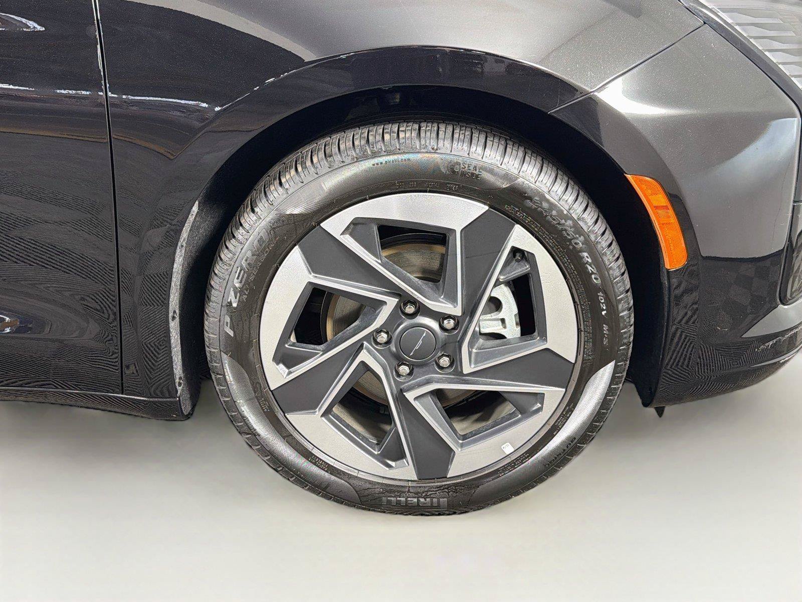 Used 2027 Chrysler Pacifica Limited FWD image 37