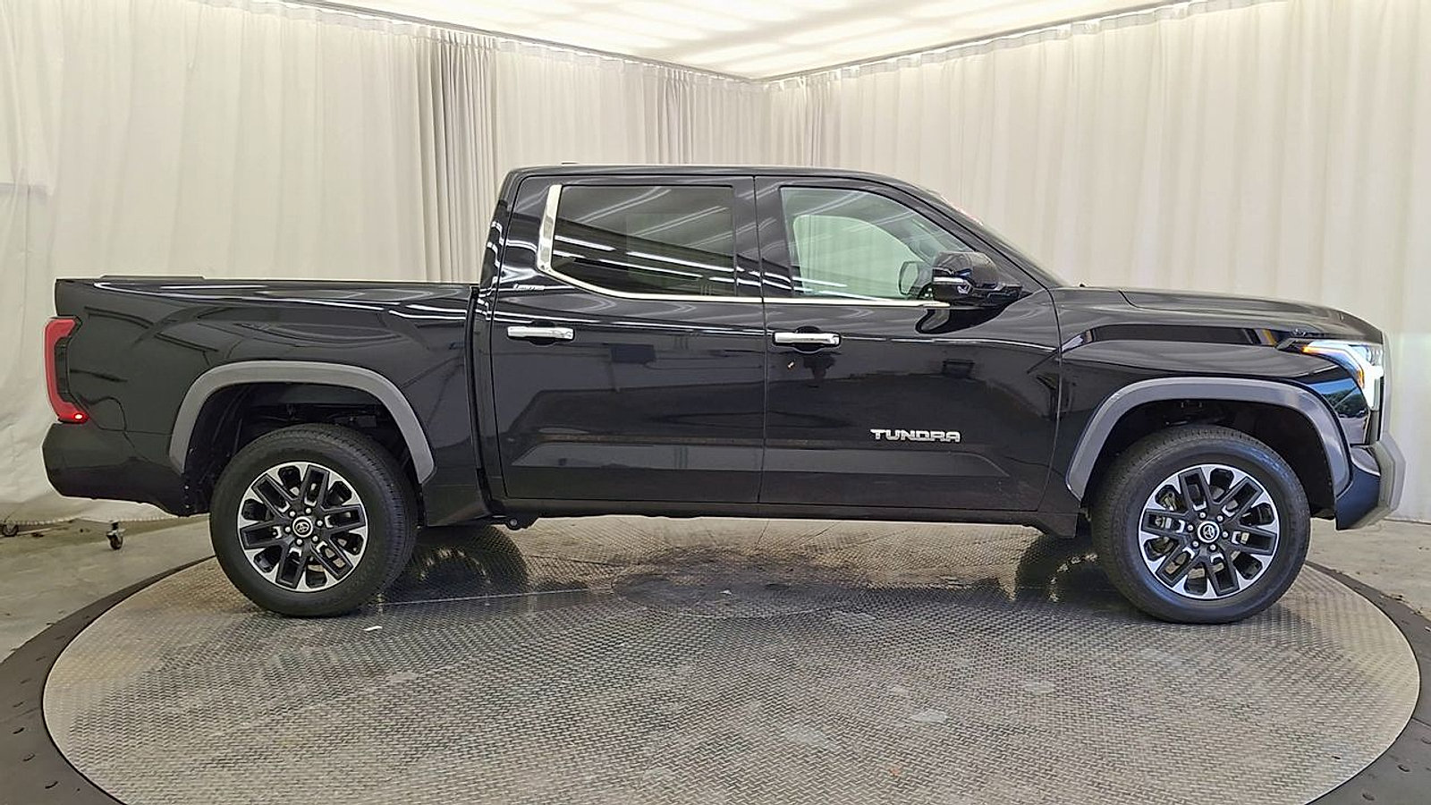 Used 2023 Toyota Tundra Limited AWD/4WD image 4