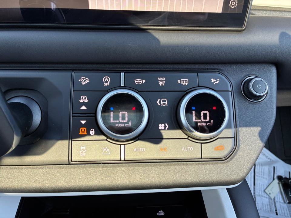 Certified 2025 Land Rover Defender 110 X-Dynamic SE AWD/4WD image 18