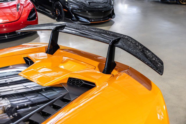Used 2018 Lamborghini Huracan Performante AWD/4WD image 23