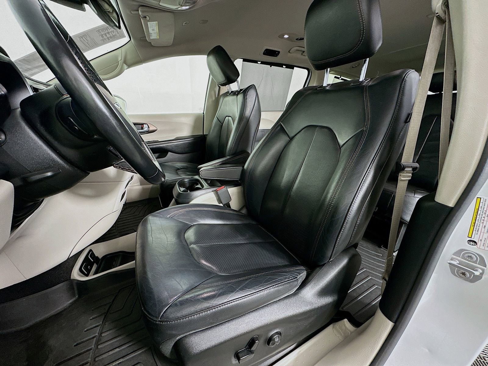 Used 2019 Chrysler Pacifica Touring-L image 20