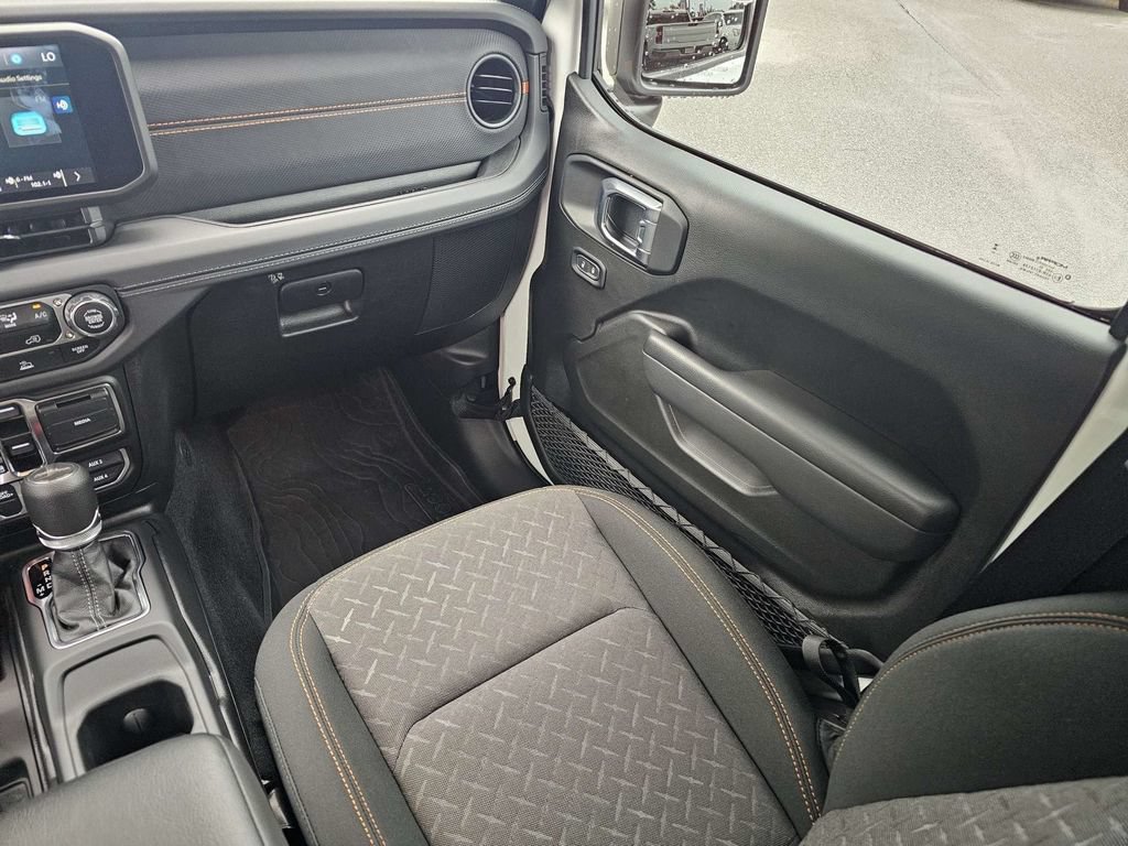 Used 2025 Jeep Gladiator Mojave w/ Technology Group AWD/4WD image 18