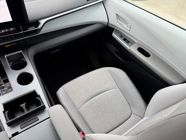 Used 2025 Toyota Sienna LE AWD/4WD image 24