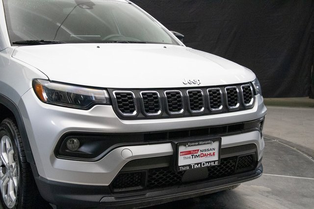 Used 2024 Jeep Compass Latitude image 3