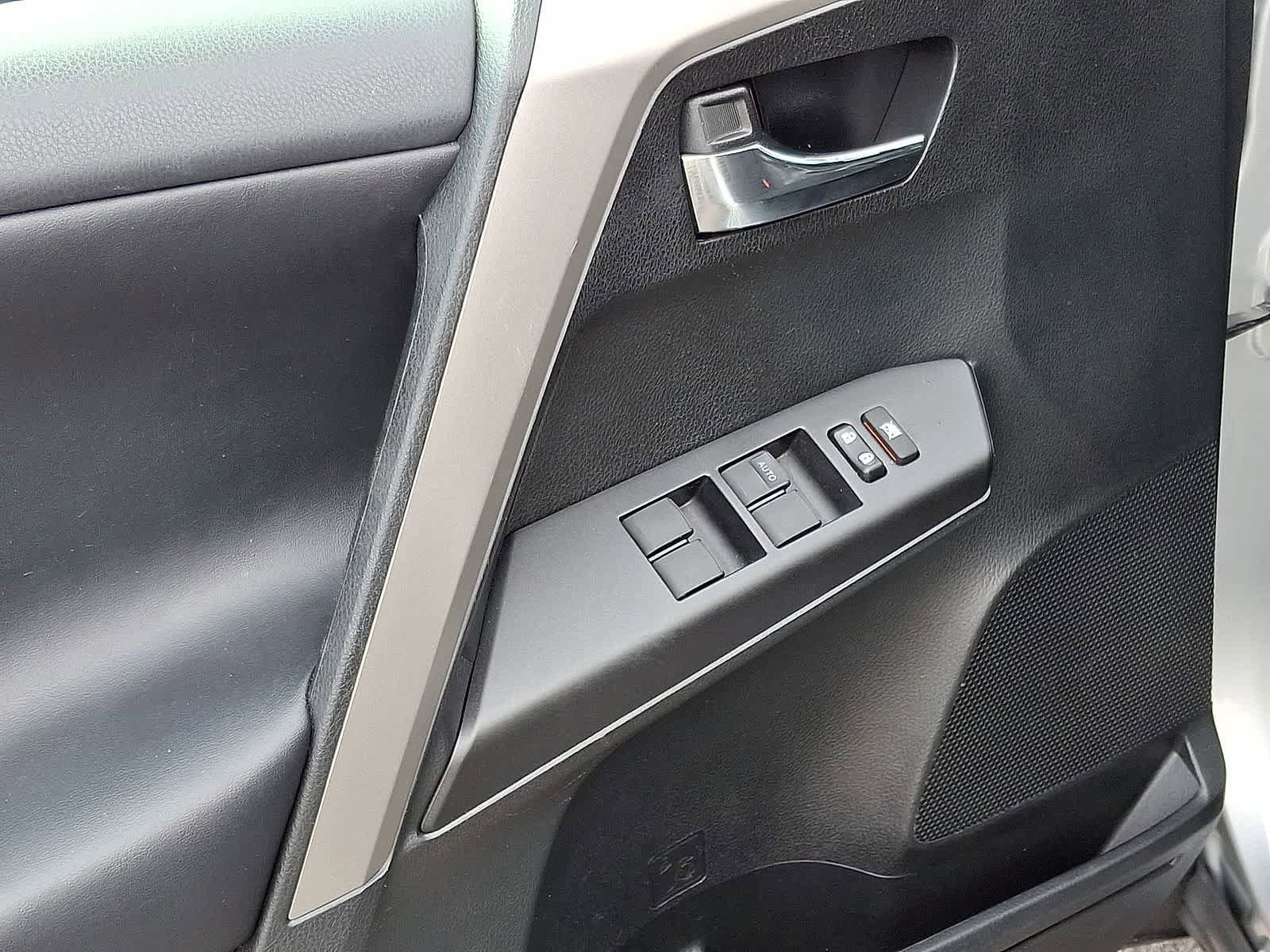 Used 2018 Toyota RAV4 XLE AWD/4WD image 29