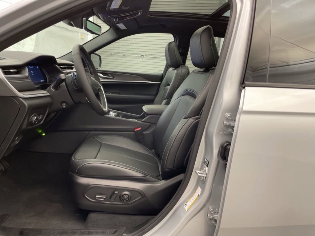 New 2025 Jeep Grand Cherokee Limited w/ Luxury Tech Group II image 17