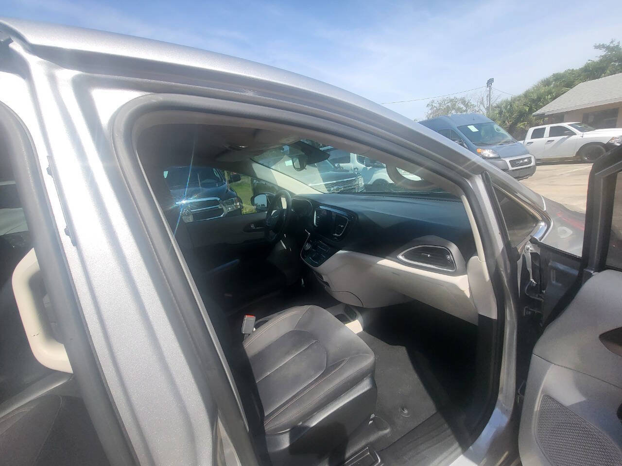 Used 2017 Chrysler Pacifica Touring w/ Tire & Wheel Group FWD image 22