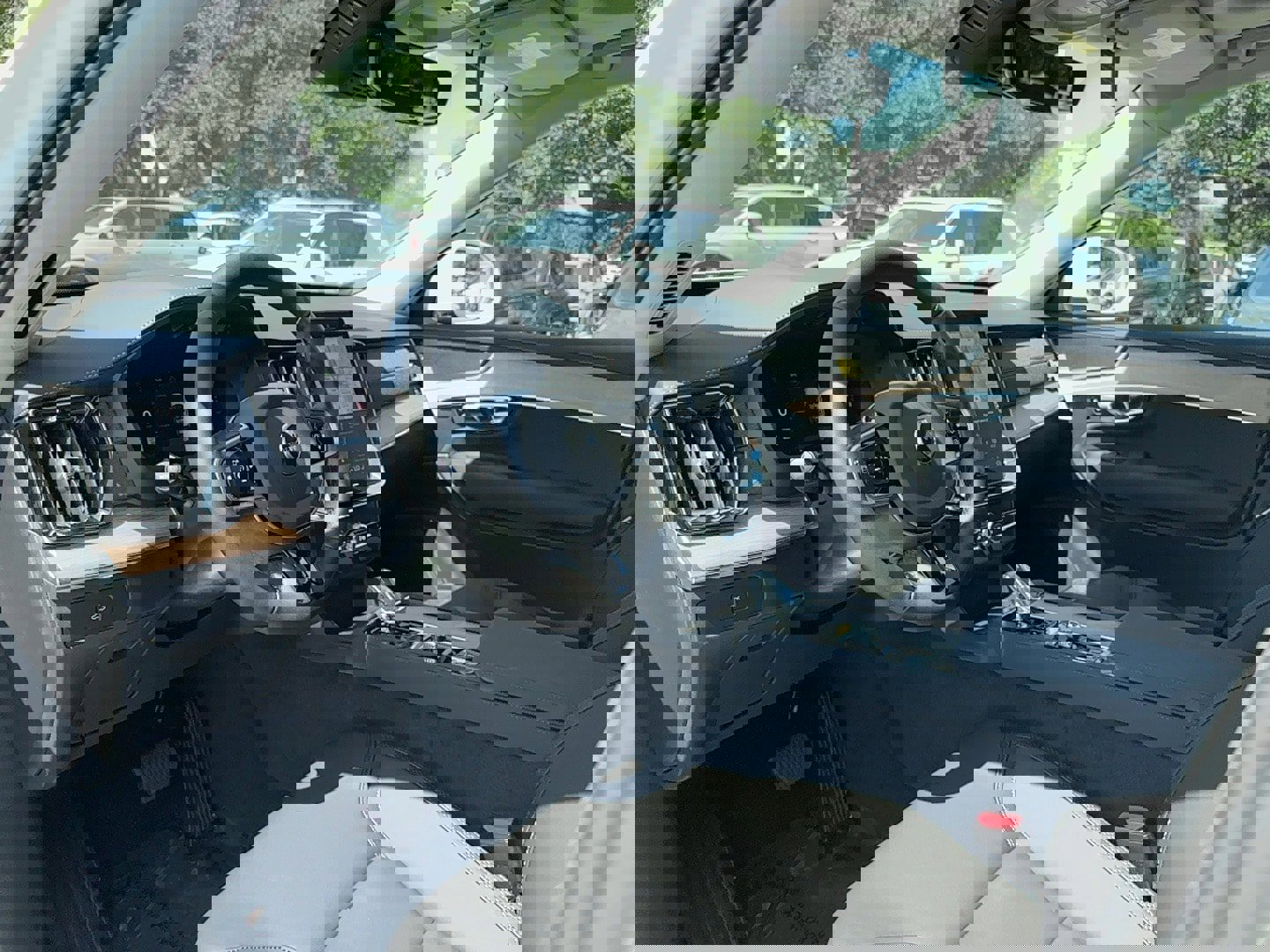 Used 2025 Volvo XC90 B6 Core w/ Climate Package image 11