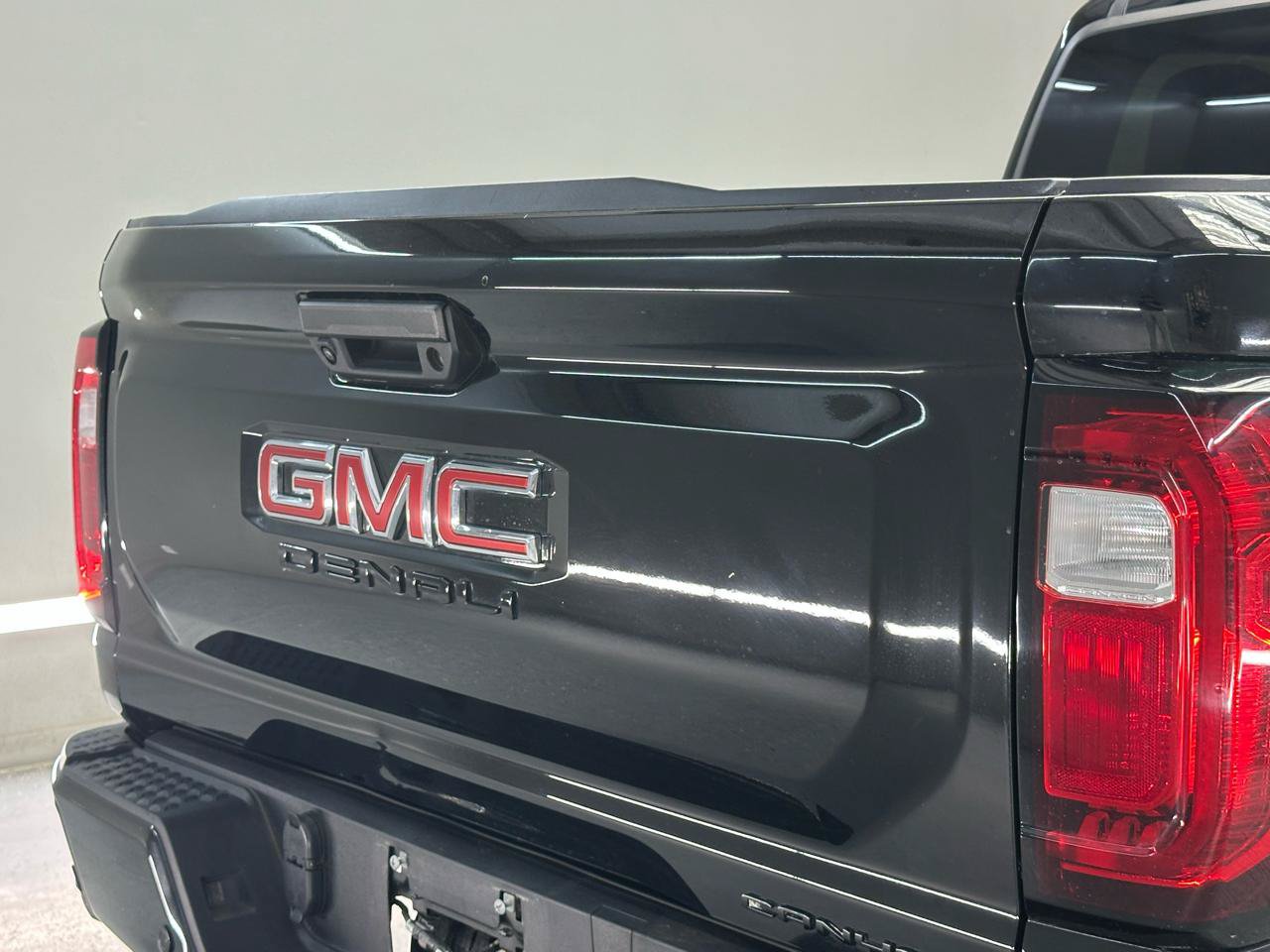 Used 2024 GMC Canyon Denali w/ LPO, Denali Black Edition AWD/4WD image 9