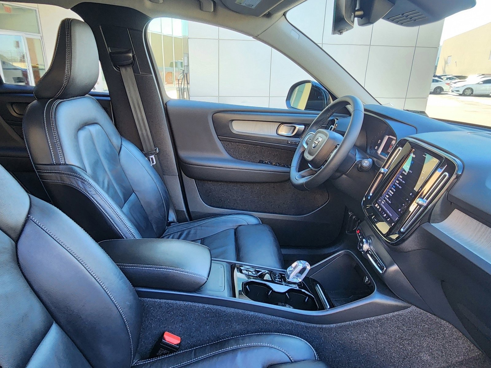 Used 2023 Volvo XC40 B4 Ultimate image 53