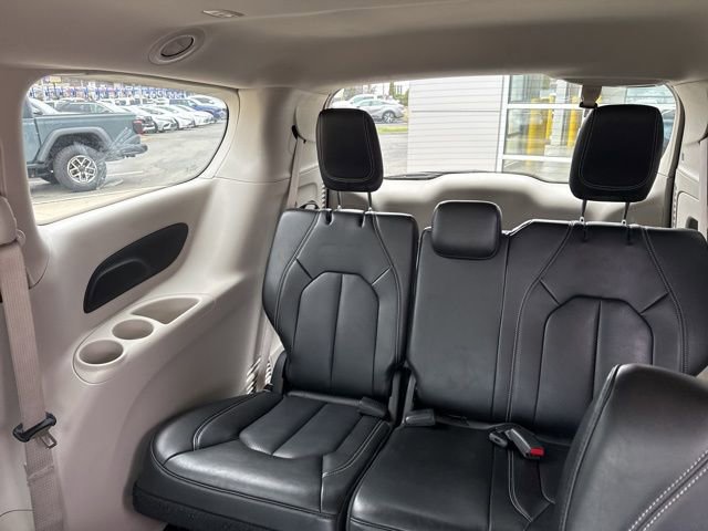 Used 2023 Chrysler Pacifica Touring-L image 32