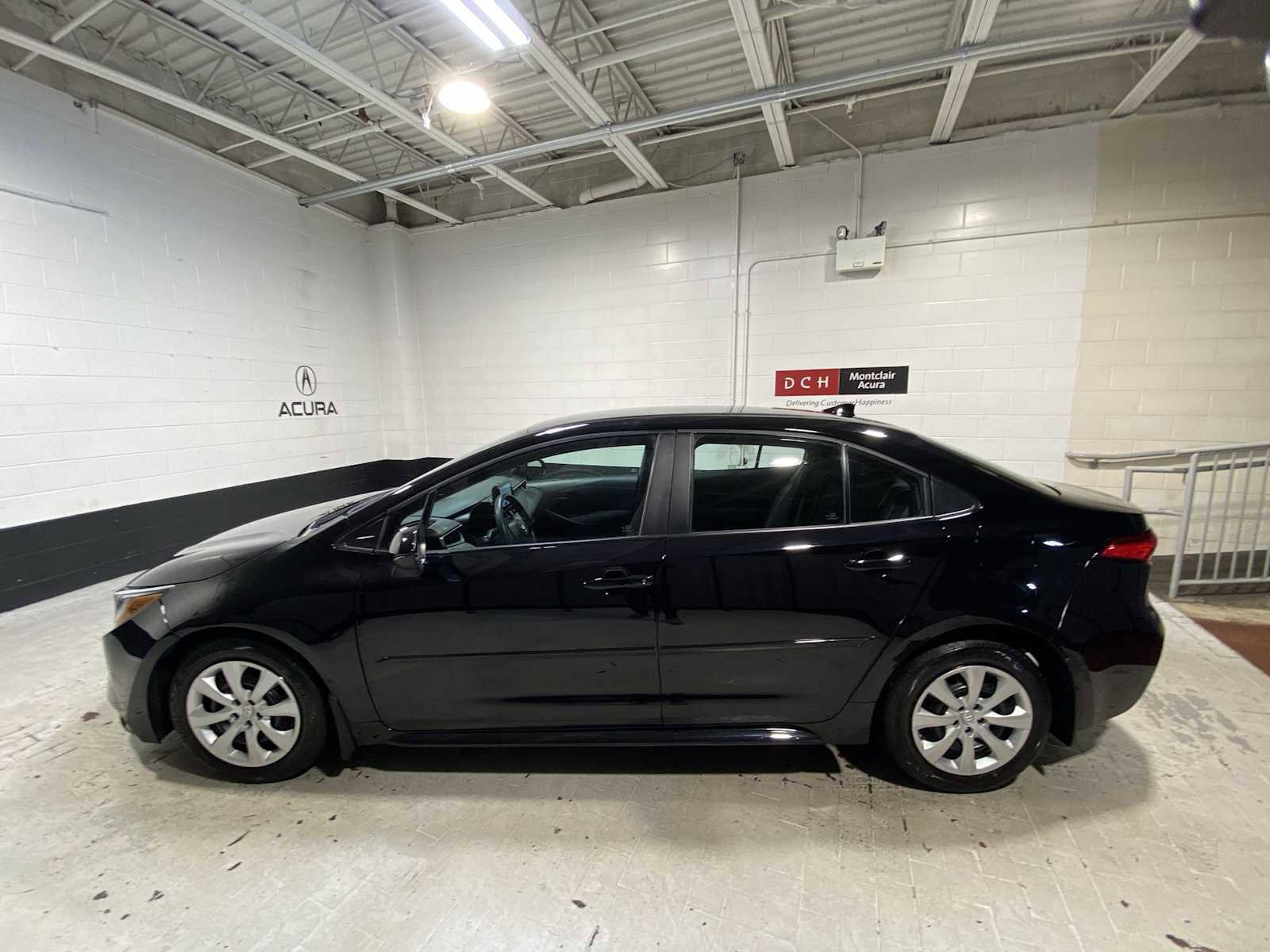 Used 2023 Toyota Corolla LE image 3