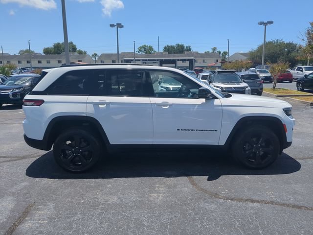 Used 2023 Jeep Grand Cherokee Altitude RWD image 5