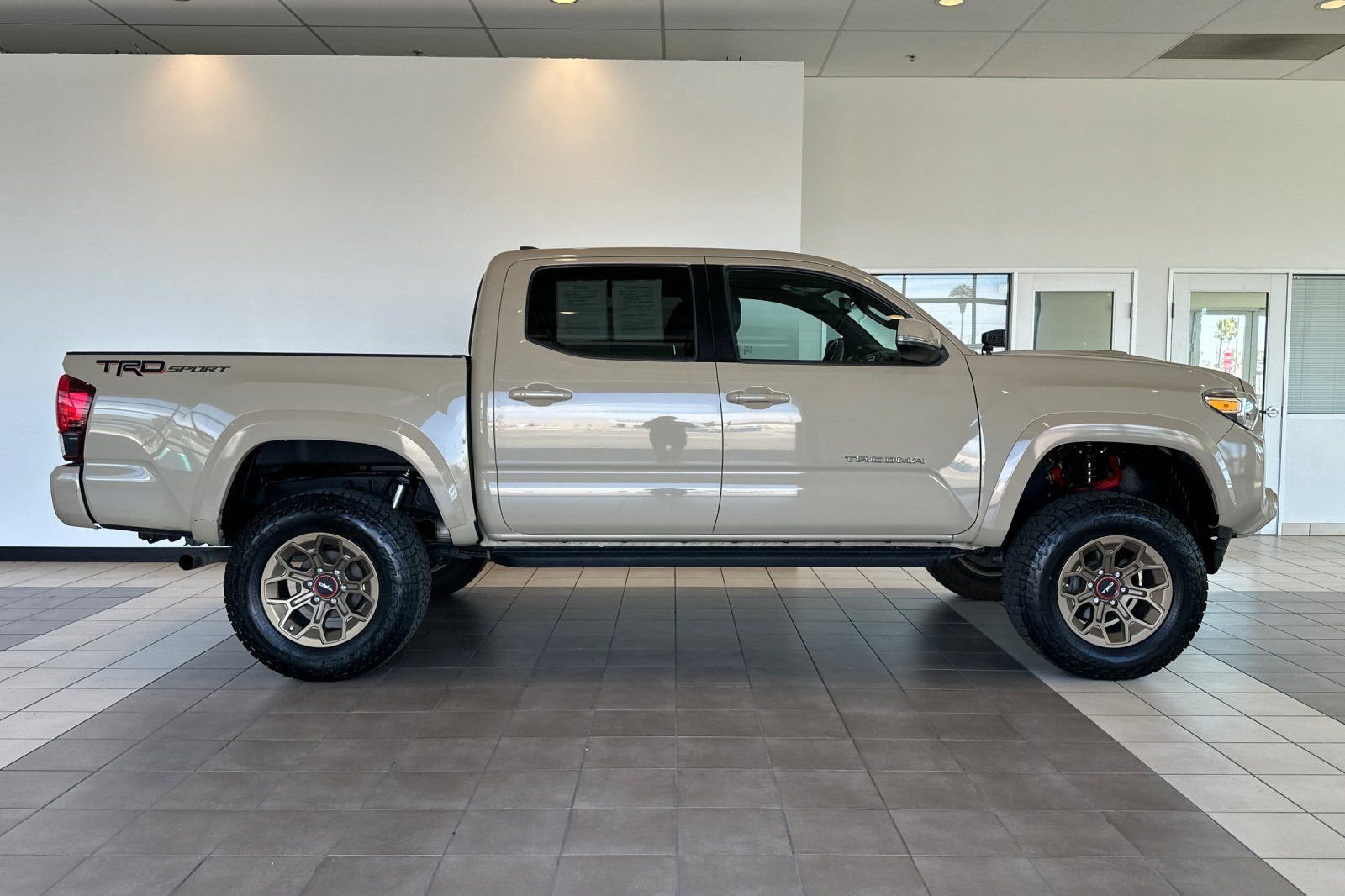 Used 2018 Toyota Tacoma TRD Sport w/ TRD Premium Sport Package RWD image 3