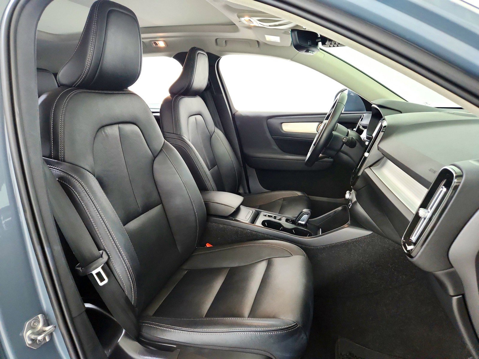 Used 2021 Volvo XC40 T5 Momentum image 22