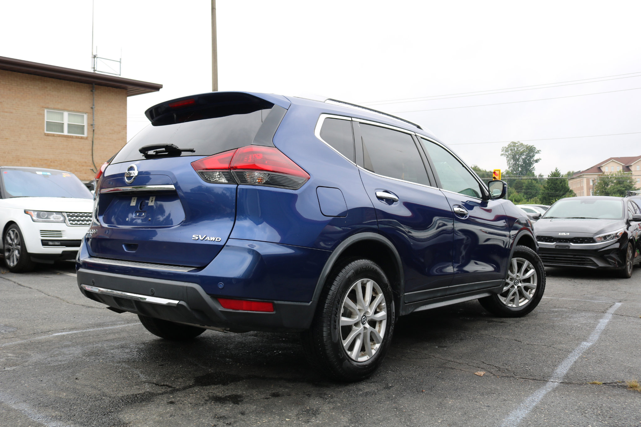 Used 2019 Nissan Rogue SV image 2