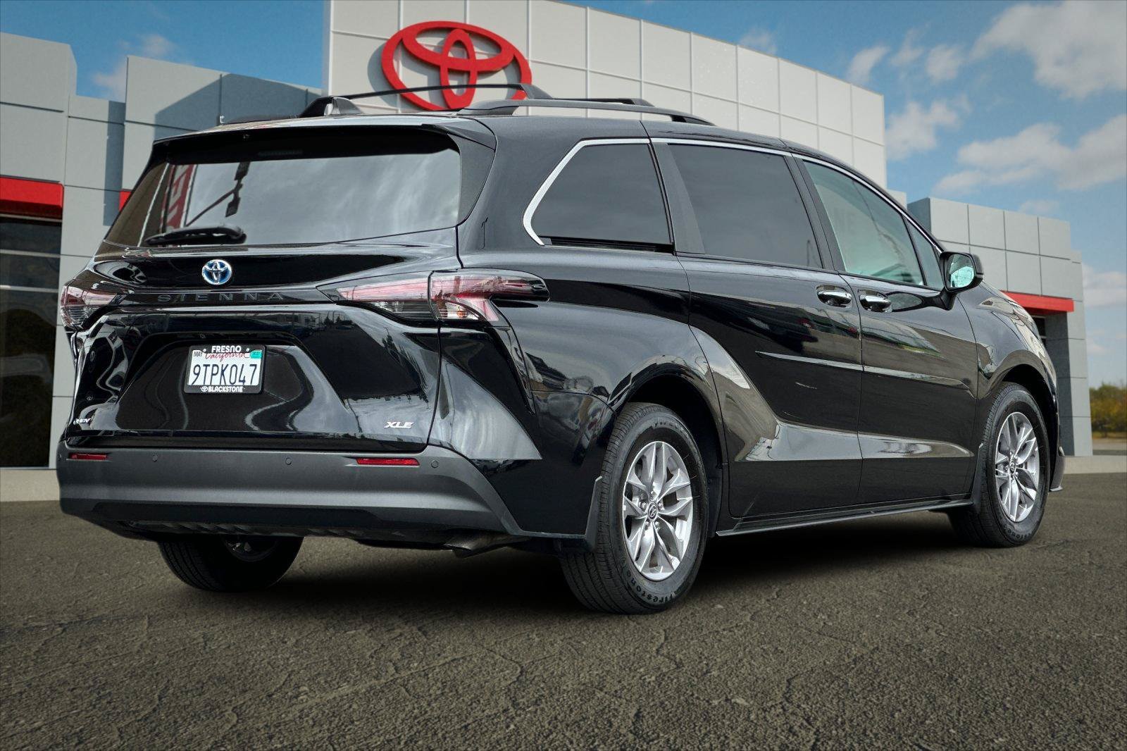 Certified 2025 Toyota Sienna XLE FWD image 3