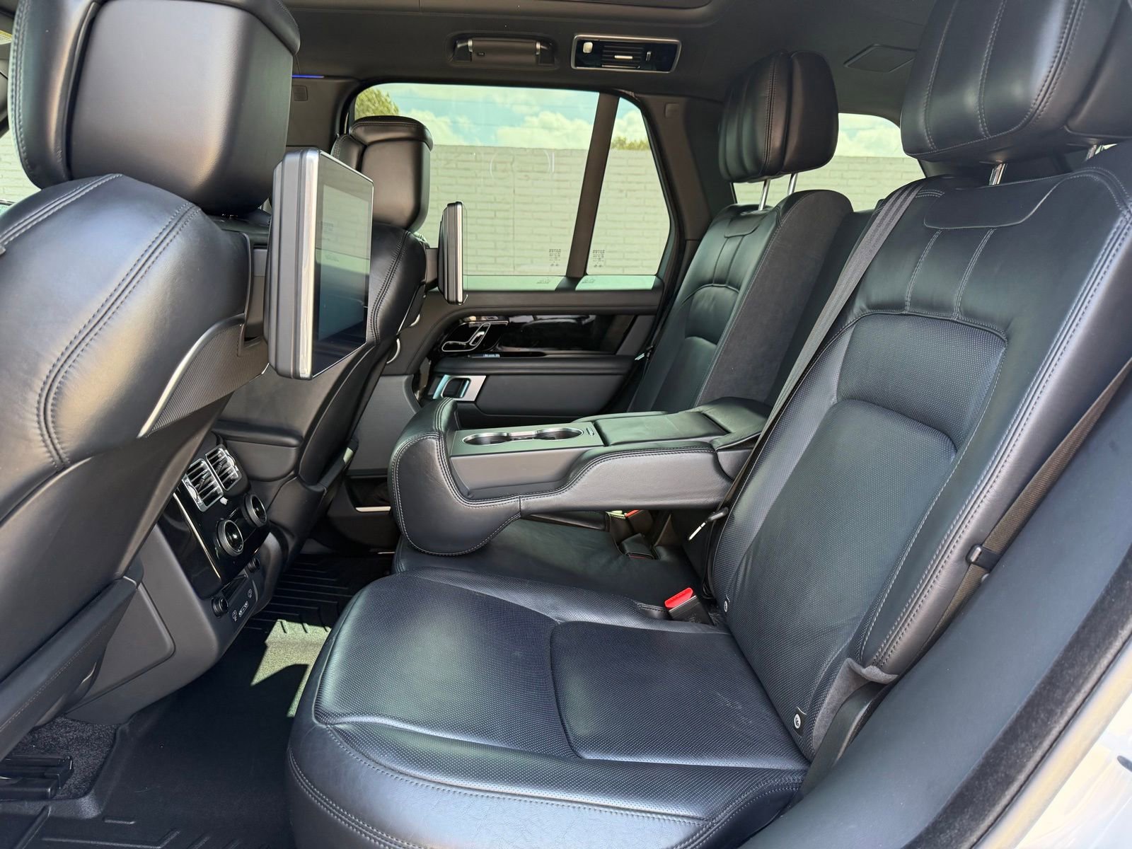 Used 2020 Land Rover Range Rover Autobiography image 24