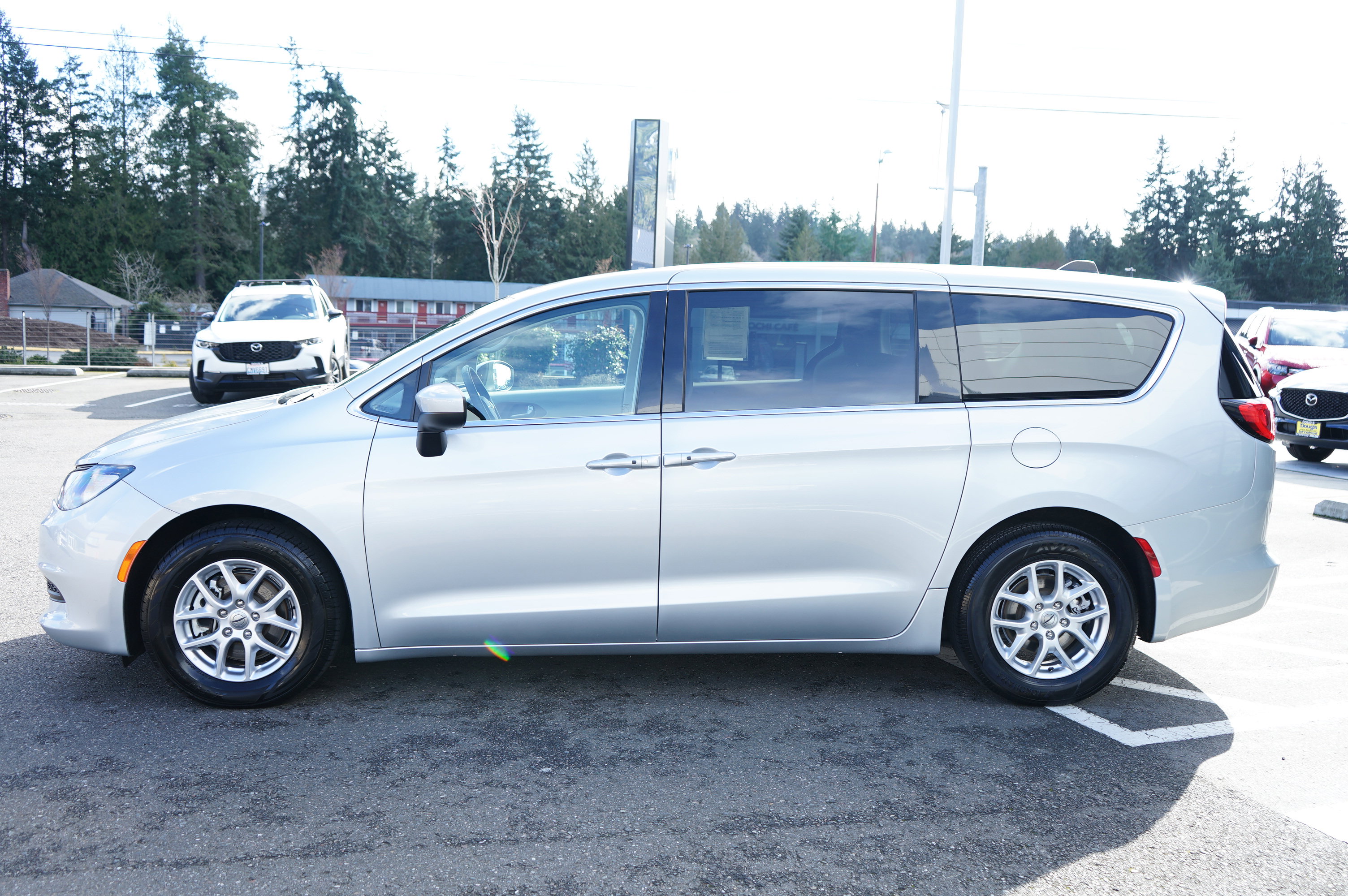 Used 2023 Chrysler Voyager LX image 6