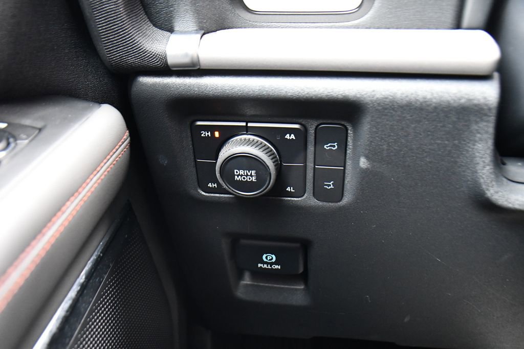 Used 2025 Ford Expedition Active image 32