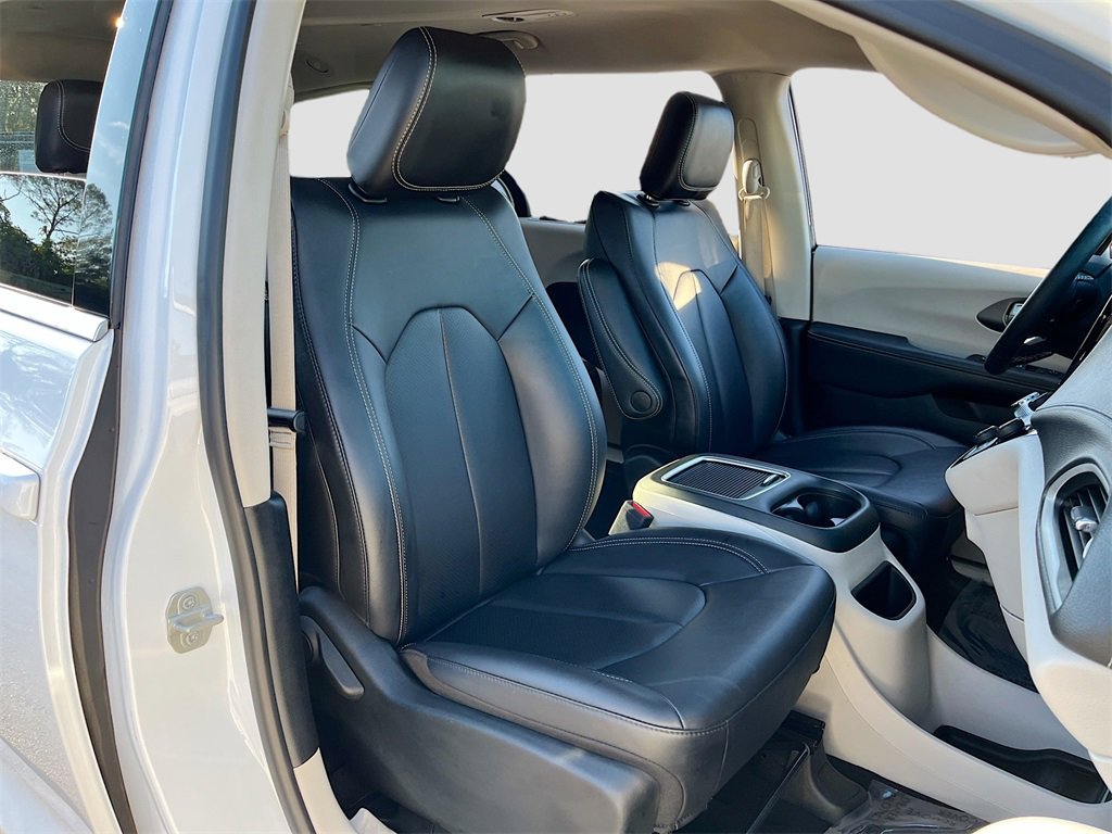Certified 2024 Chrysler Pacifica Touring-L image 27