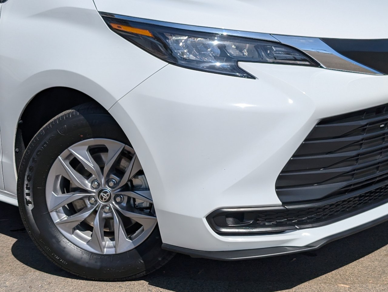 Used 2025 Toyota Sienna LE FWD image 11