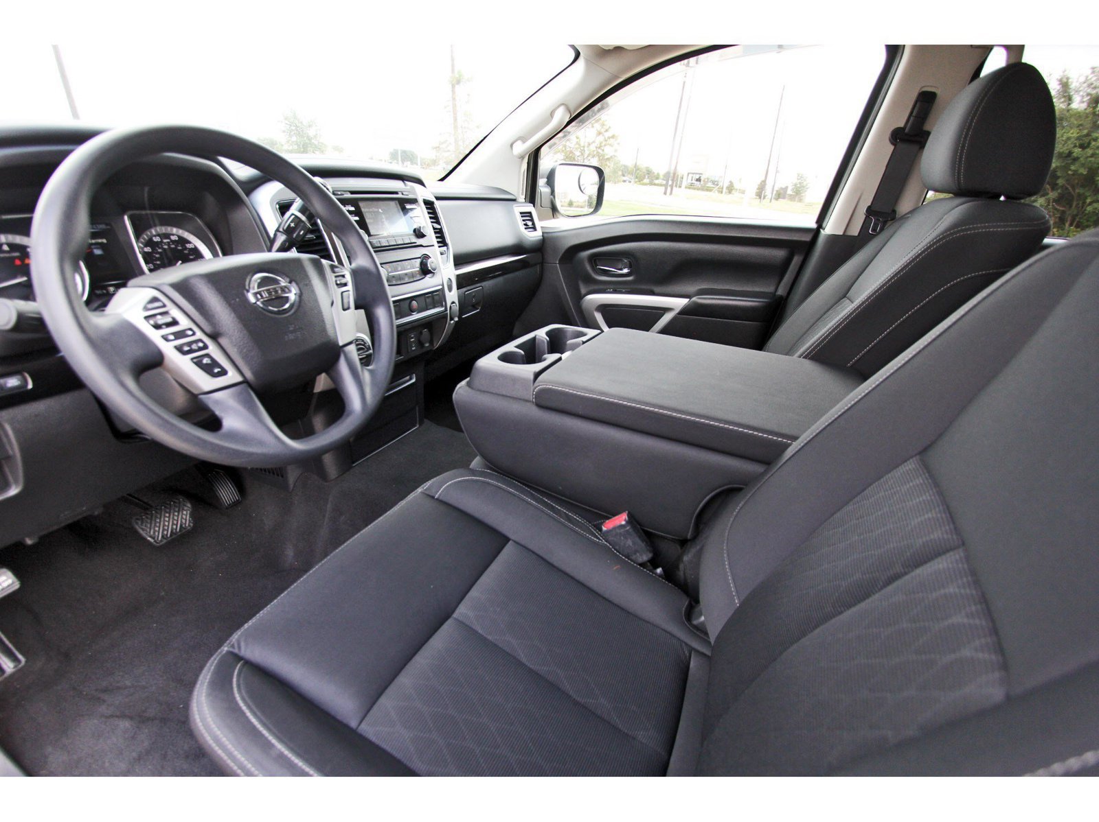 Used 2018 Nissan Titan SV AWD/4WD image 32