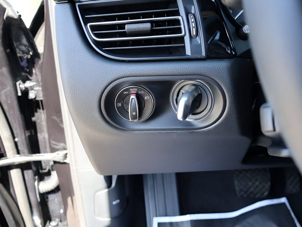 Certified 2025 Porsche Macan AWD/4WD image 33