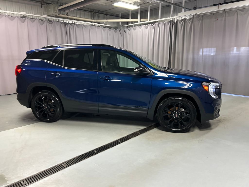 Used 2022 GMC Terrain SLT w/ Elevation Edition image 8