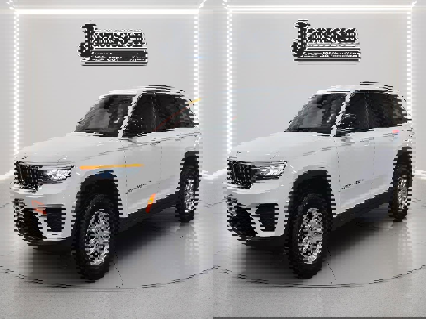 Used 2023 Jeep Grand Cherokee Laredo image 1