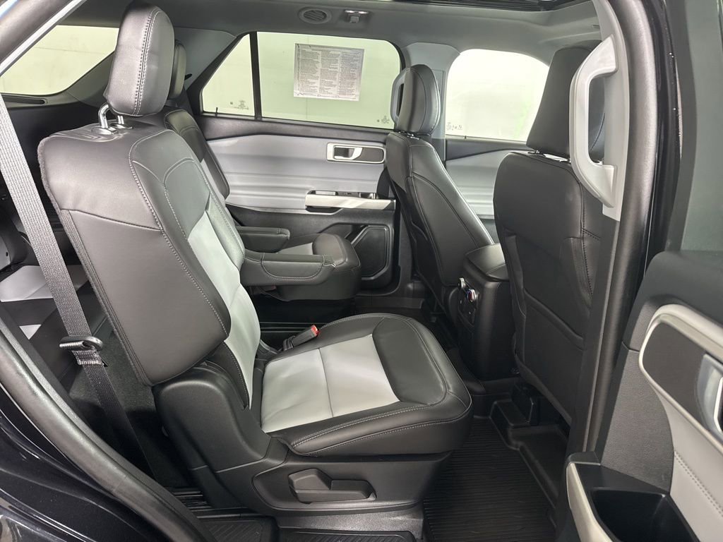 Used 2023 Ford Explorer XLT w/ Equipment Group 202A AWD/4WD image 17