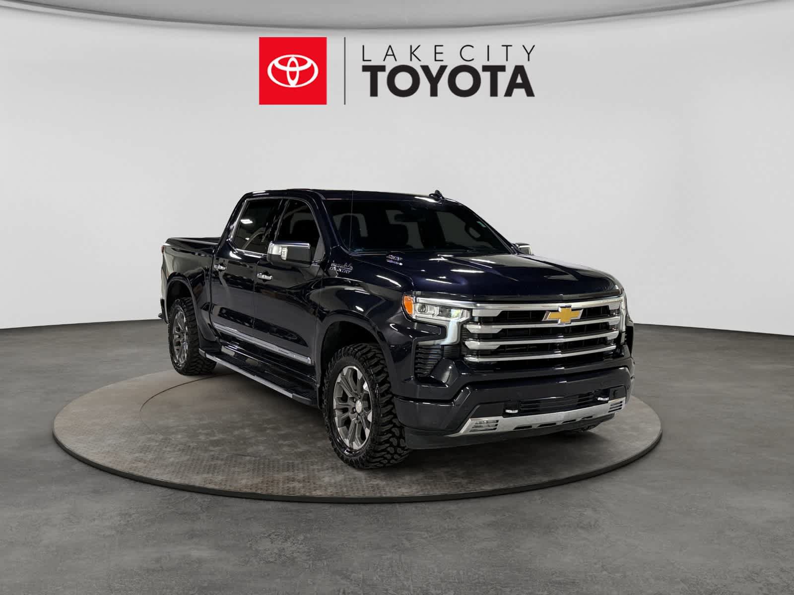 Used 2023 Chevrolet Silverado 1500 High Country w/ Z71 Off-Road Package AWD/4WD image 13
