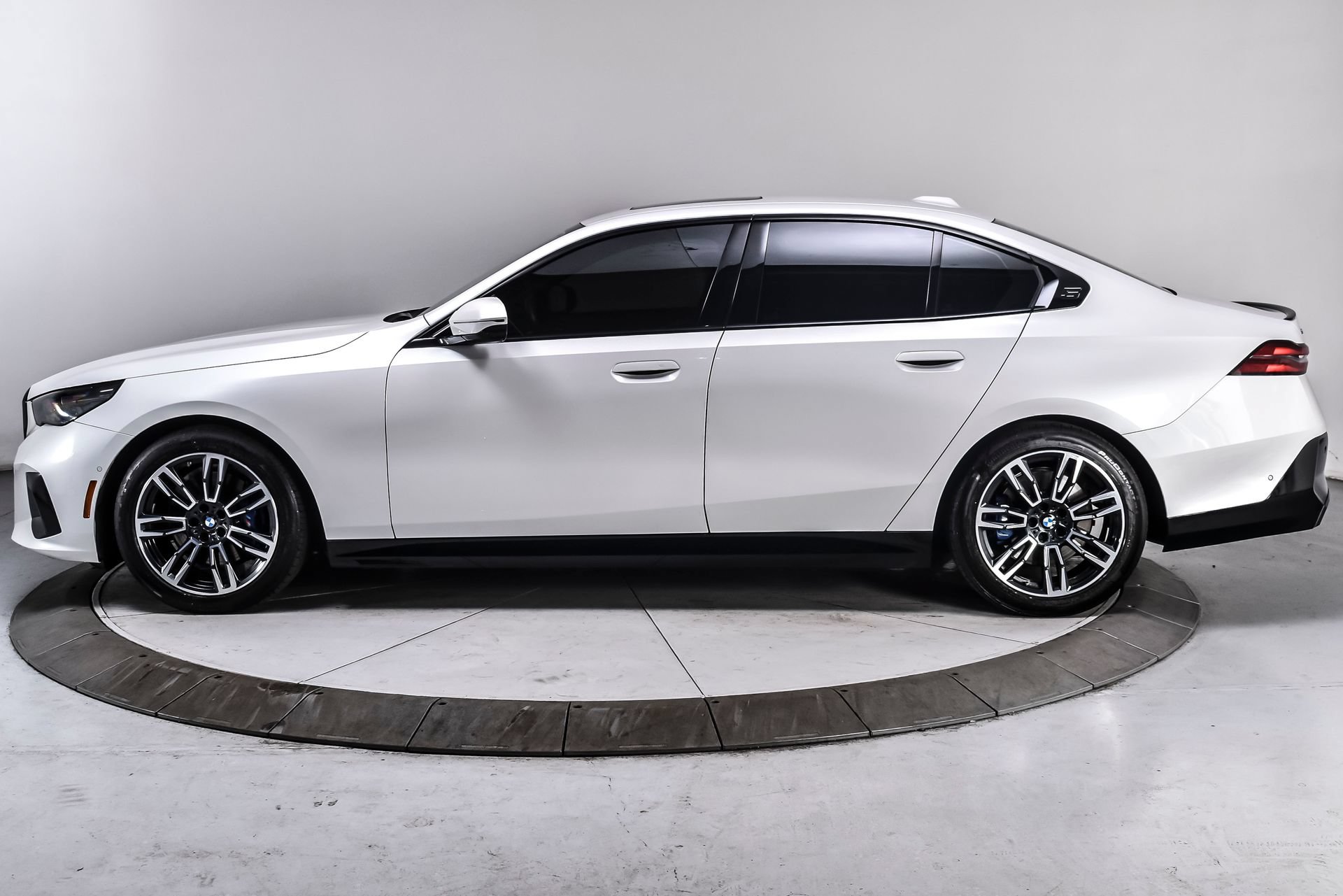 Used 2024 BMW 530i xDrive w/ M Sport Package AWD/4WD image 3