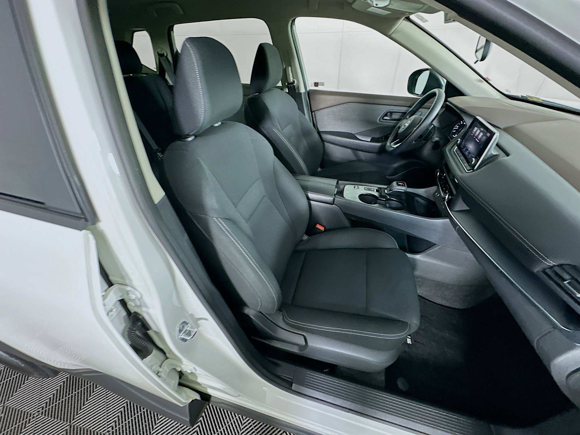 Used 2023 Nissan Rogue S image 29