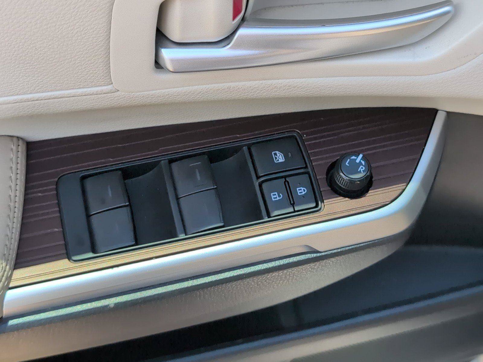 Used 2024 Toyota Sienna XLE FWD image 21
