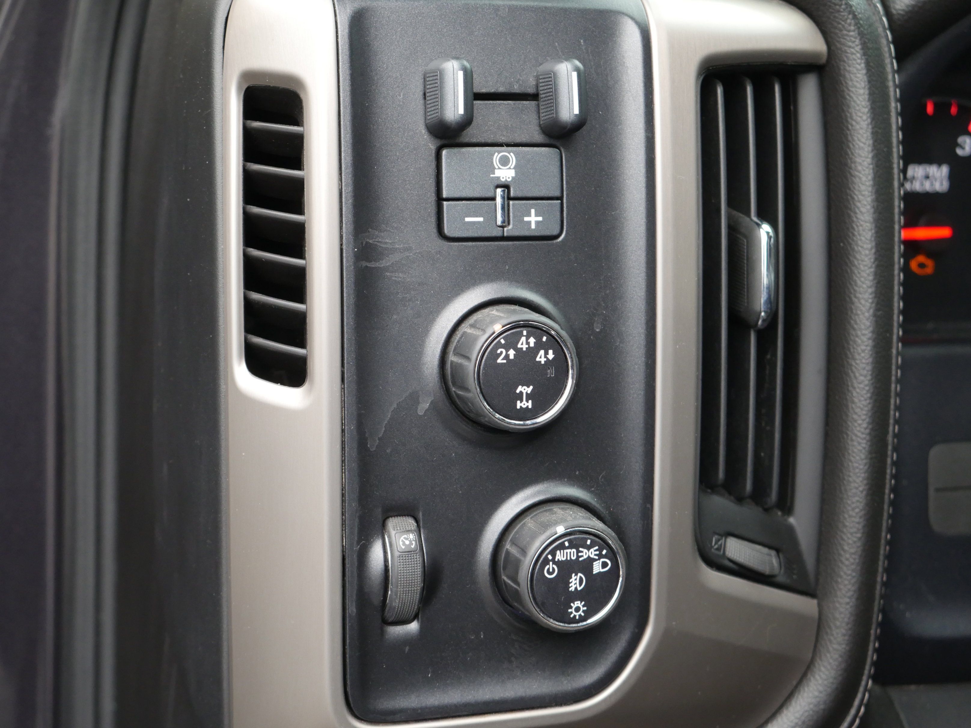 Used 2015 GMC Sierra 2500 Denali image 5