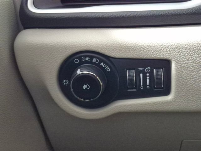 Used 2024 Chrysler Pacifica Touring-L image 16